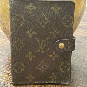 Authentic Small Ring Agenda CoverSize 4"x.75"x5.75". Serial number CA0998.